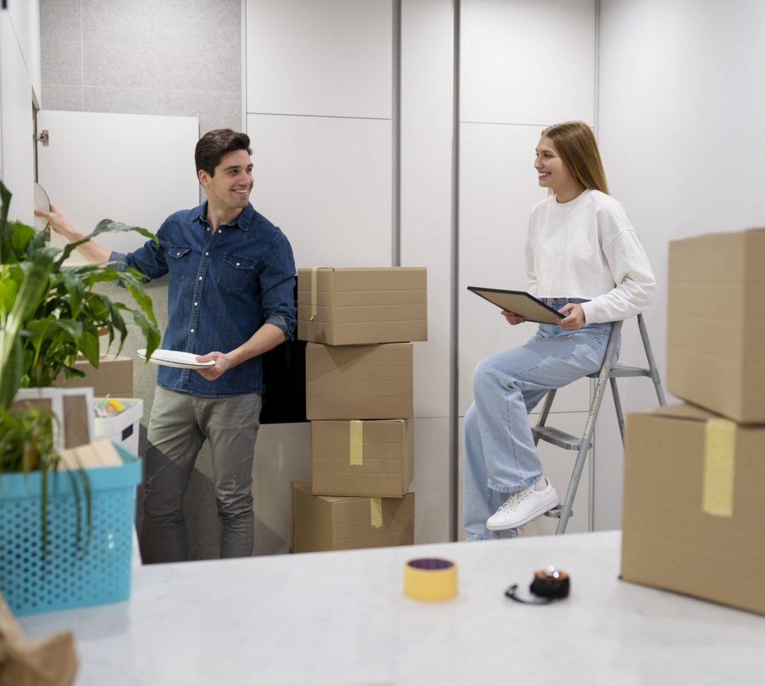 couple-unpacking-their-belongings office shifting